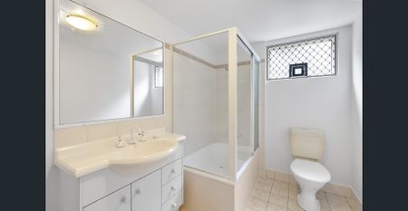 Spacious 2-Bedroom Ground-Level Units in Newmarket - Walk to Everything! - Photo 4