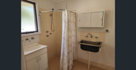 Modern 2 bedroom homette available now. ALL enquiries via email only please. - Photo 5