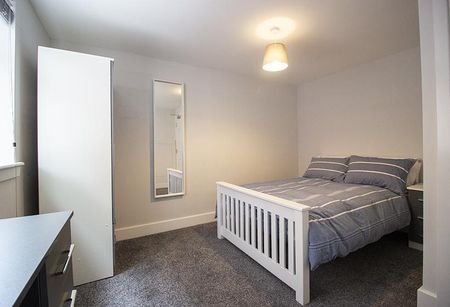 3 bedroom flat to rent - Photo 4