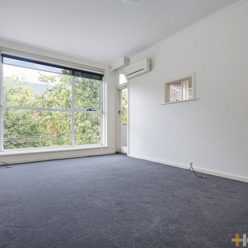 CHARMING APARTMENT IN A GREAT LOCATION! - Photo 1