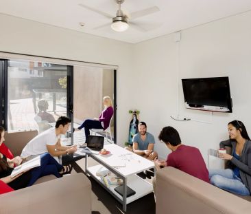 Five Bedrooms Poolside - Photo 2