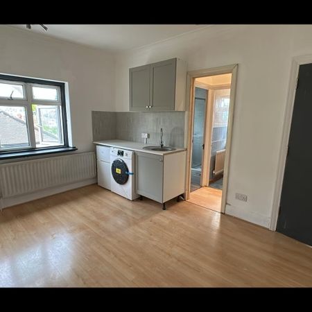 Studio Flat, North Circular Road, NW2 - Photo 4