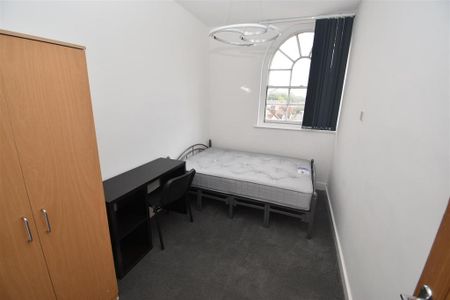 4 bedroom flat to rent - Photo 2