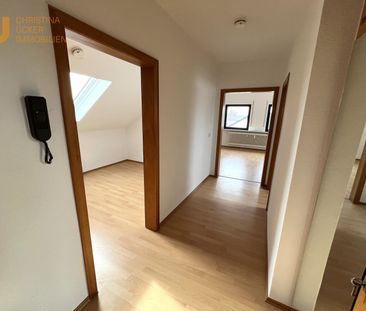 Frisch renoviert: Helle 3 Zimmer DG Wohnung in 3 Familienhaus in Jü... - Photo 1