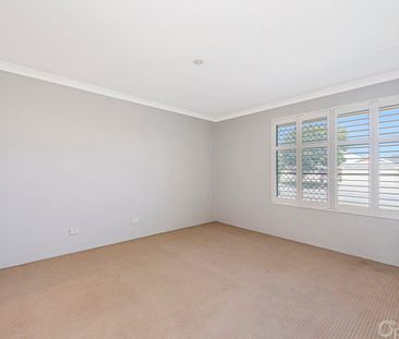 Renovated family living on a generously sized block - Photo 6