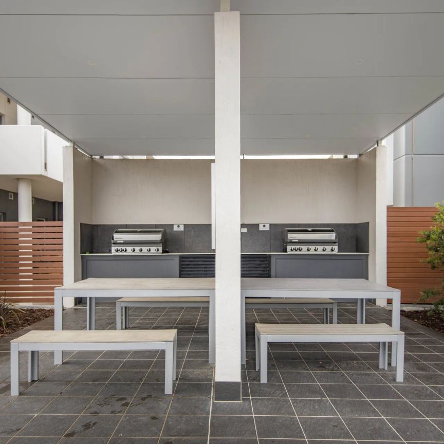 Sunny Top-Floor Apartment with Stunning Brindabella & Stromlo Views - Photo 1