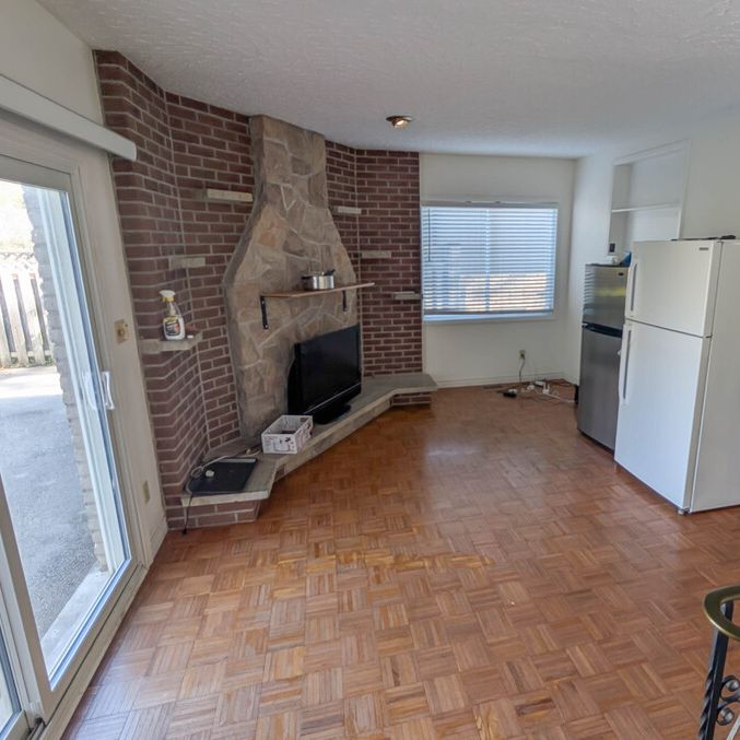 Private Rooms in Professional Shared Home – Great Location - Photo 1