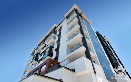 Stylish One-Bedroom Apartment with Superb Views & Unbeatable Location - Photo 5