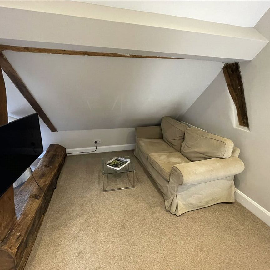 A beautifully presented one bedroom flat in private grounds in this popular village within easy reach of the amenities and railway station of Basingstoke and Whitchurch, the M3, A303 and A34. - Photo 1