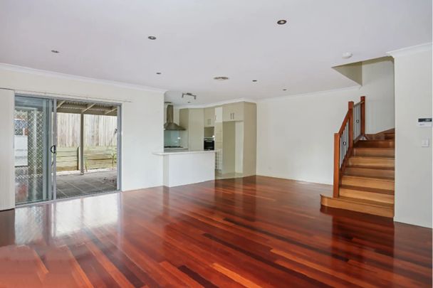Spacious and Airy LIving in Heart of Kangaroo Point! - Photo 1
