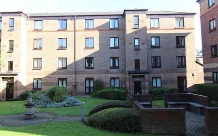 A well presented one bedroom property within walking distance of the city centre and the waterfront, with the added bonus of an allocated parking space. - Photo 4