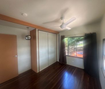 Renovated Coastal Home in Prime Eimeo Location - Photo 4