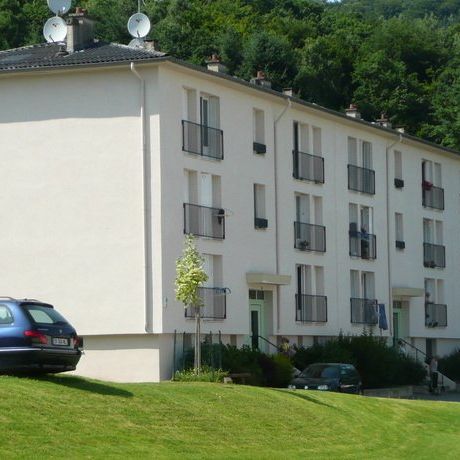 Appartement au 2ème étage, de type 4 comprenant 3 chambres fermées, un salon, cuisine, salle de bain. - Photo 1