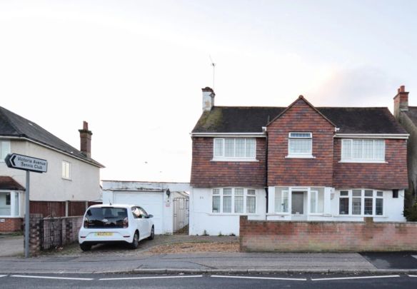 To Rent Victoria Avenue, Winton, Bournemouth, BH9 £2,400 pcm Tenancy Info - Photo 1