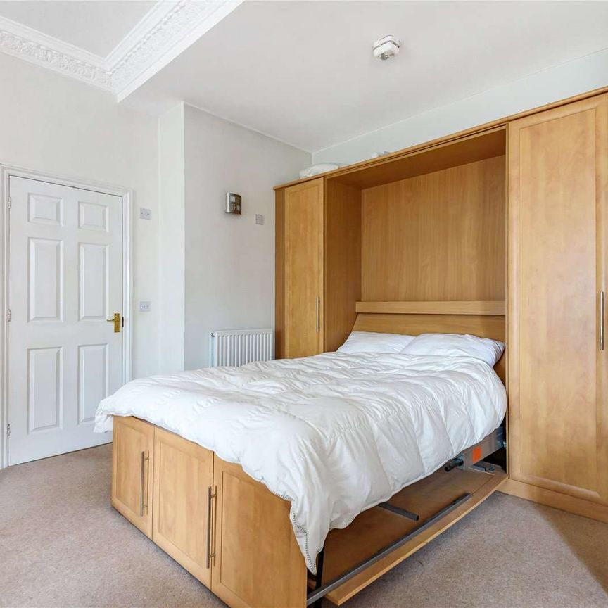 A first floor apartment to rent in a characterful building within a mile from the heart of Reading town centre. - Photo 1