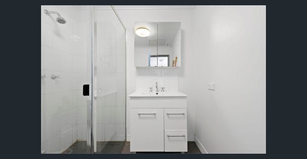 Bright & Spacious 2-Bedroom Apartment in the Heart of Adelaide - Photo 1