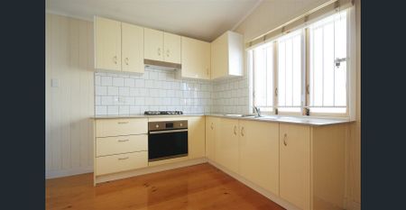 Charming Greenslopes Cottage — Cute, Cozy & Convenient - Photo 4