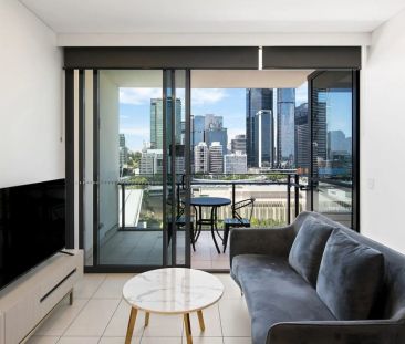 Modern Apartment with City Views in Prime South Brisbane Location - Photo 1