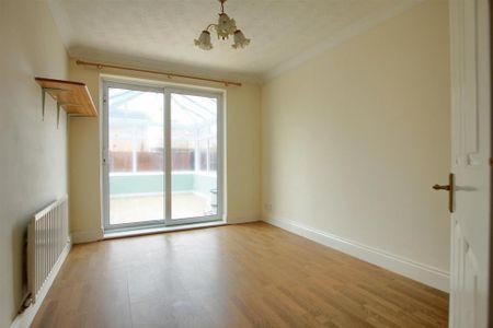 4 bedroom detached house to rent - Photo 2