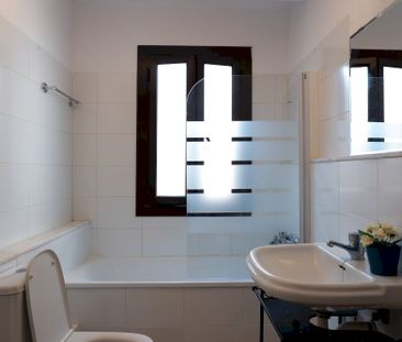 Cozy room with outside window in Barcelona - Photo 2