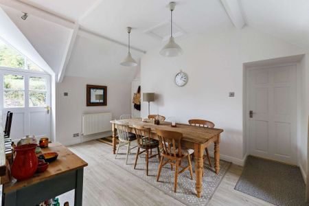 Recently refurbished three bed house with large private garden - Photo 4