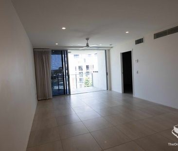 Waterfront Luxury Living at Anchorage, Hope Island - Photo 2