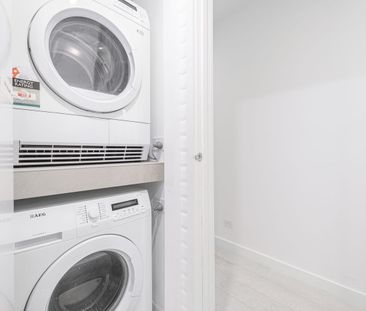 Spacious Fully Furnished 1 Bedroom Apartment FOR RENT ! - Photo 1