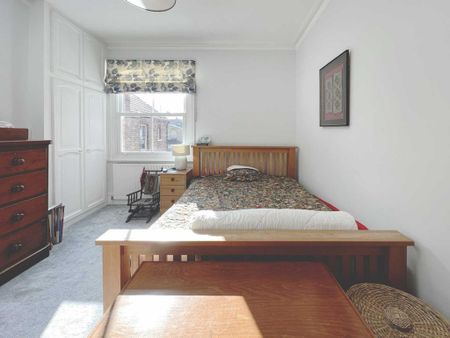 3 bedroom flat to rent - Photo 4