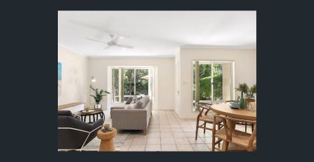 Coastal Townhouse in the Heart of Sunshine Beach - Photo 2