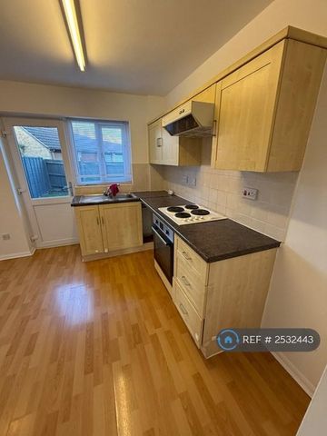 2 bedroom end of terrace house to rent - Photo 2