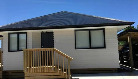 MODERN TWO BEDROOM HOUSE!! - Photo 2