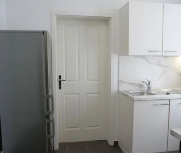 Provisionsfrei: Unbefristeter 39m² Altbau mit 2 Zimmern und Einbauk... - Photo 2