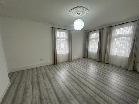 3 bedroom flat to rent - Photo 3