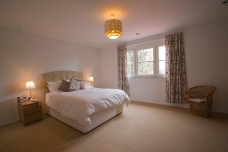 4 bedroom detached house to rent - Photo 4