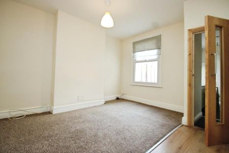 4 bedroom terraced house to rent - Photo 5