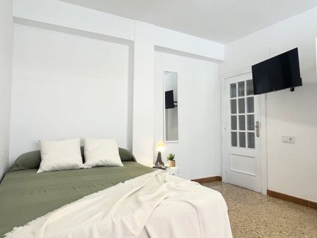 Carrer de Bernat i Baldoví, Burjassot, Valencian Community 46100 - Photo 4