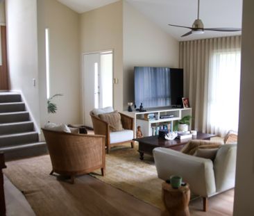 Large 3 Bedroom Duplex with Double Car Garage - Photo 3