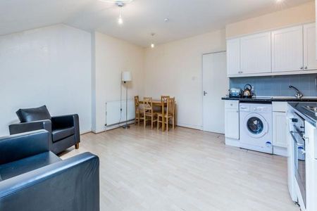 Located in Central Hackney a top floor 2 bedroom close to amenities - Photo 4