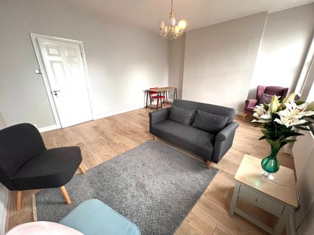 2 Bed Flat, Maclise Road, W14 - Photo 2