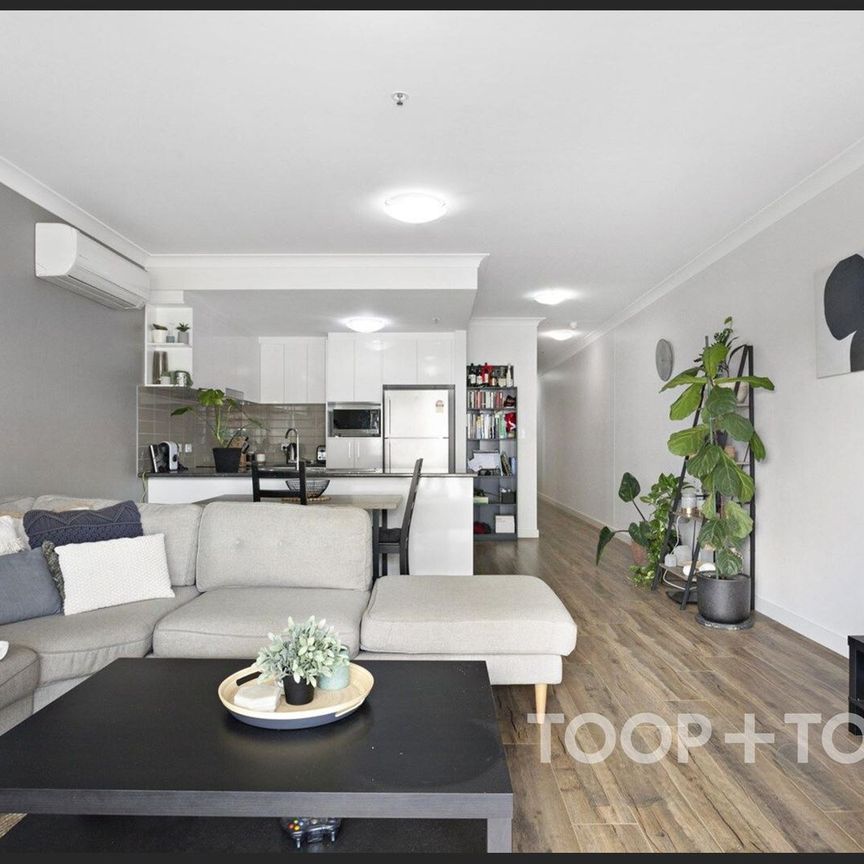 Charming & Modern Apartment in the Heart of St Clair - Photo 1