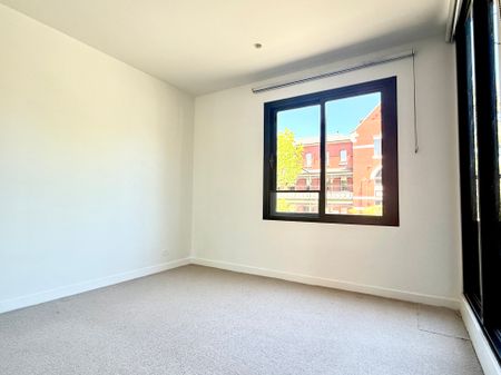 Stylish 2 Bedrooms 2 Bathrooms Apartment in North Melbourne with Carpark - Photo 2