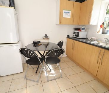 Room in a Shared House, Monega Road, E7 - Photo 4