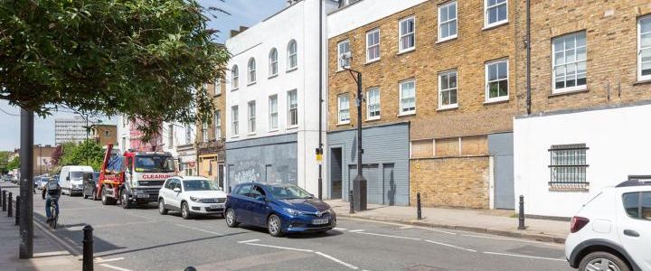 One bedroom flat set within this lovely period building just off Essex Road - Photo 1