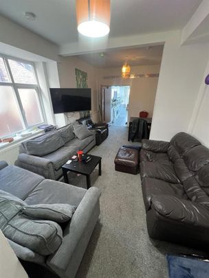 8 bedroom house to rent - Photo 1