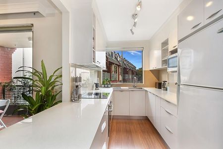 Townhouse Style One Bedroom in Whisper Quiet Street + Secure Parking - Photo 4