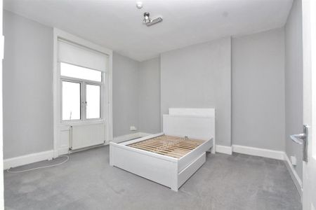 3 bedroom flat to rent - Photo 2