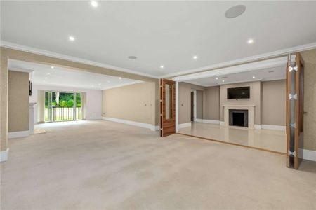 Impressive ground floor apartment situated in a sought after gated development within a mile radius of Weybridge mainline train station. - Photo 4