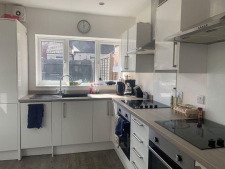 1 bedroom in a house share to rent - Photo 4