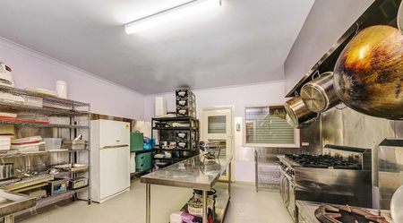 House with an Extra Commercial Kitchen! - Photo 5