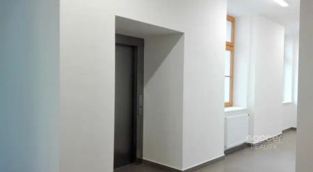 Příjemný byt s parkovacím stáním v Rezidenci Jičínská. - Photo 4